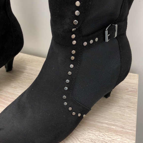 Woman’s suede boots 2 1/2 inch heel - Picture 3 of 13